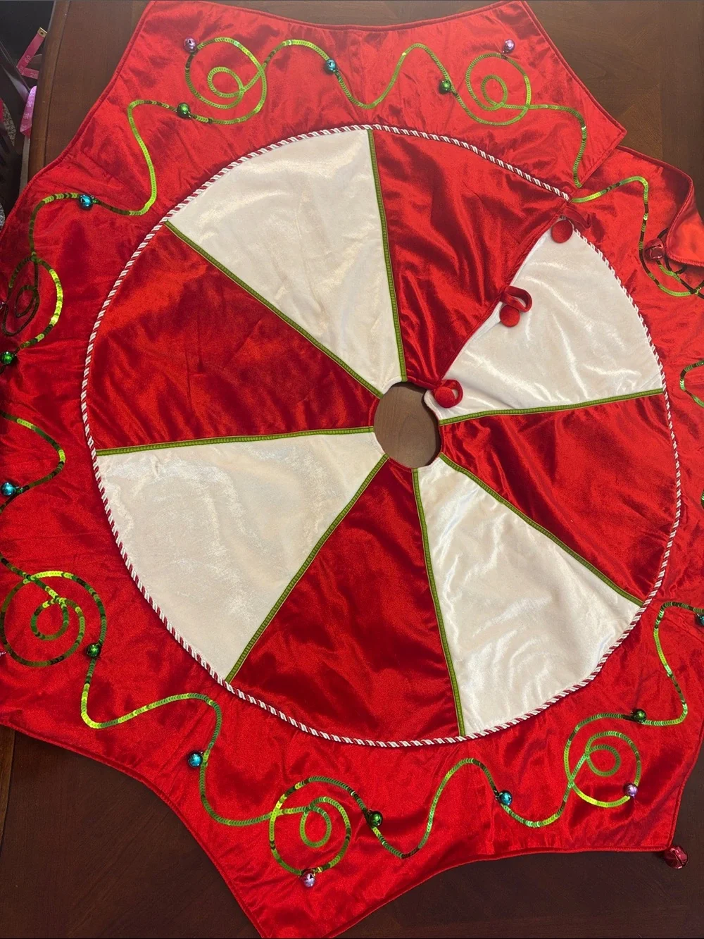 Festive Red and White Holiday Tree Skirt - Classic Christmas Decor